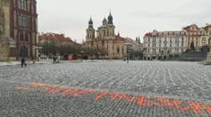 Ke křížům za oběti pandemie přibyl další vzkaz. Autory hledá policie