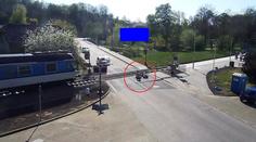 Senior nedobrzdil a spadl pod vlak, hrdina mu zachránil život. VIDEO