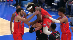 BOREC DNE: Hráče NBA si osedlal soupeř. Místo vzteku ho zachránil