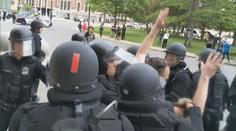 Vlna protestů v USA pokračuje! Úřady zakazují policistům zaklekávat