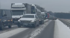 Sníh komplikoval dopravu: Kolony na dálnicích, zpožděné vlaky i autobusy