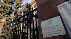 Na fasádě ambasády v Moskvě se objevily sprosté nápisy. Česko si chce stěžovat