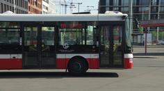 V jedné ruce telefon, ve druhé cigareta. Tak vypadala jízda řidiče autobusu