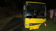 Mladík bez řidičáku ukradl autobus. Vzápětí ho několikrát naboural