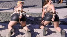 Strčte si kříž do zadku, vzkázaly holky z FEMEN papeži v Římě