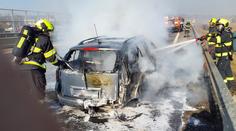 Na D1 začalo hořet auto. Požár narušil dopravu, tvoří se kolony