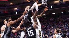 Míč v zápase NBA čtyřikrát kroužil po obroučce. Spadl do koše?
