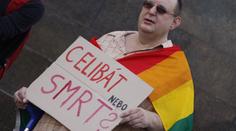 Gayové a lesbičky proti papeži. Nelíbí se jim, že zakazuje kondomy