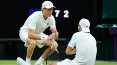Slzy a beznaděj. Dimitrov mohl senzačně porazit Sinnera, zastavilo ho zranění