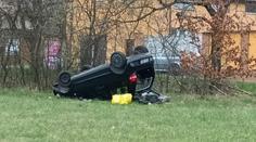 Policie hledá řidičku, která obrátila auto na střechu. Z místa nehody utekla