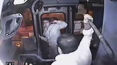 Autobusák chytil do dveří lupiče. Podívejte se, co mu udělal