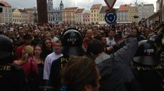 Masakr v Budějovicích: Těžkooděnci vytlačovali demonstranty slzným plynem