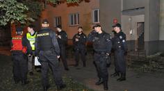 Po mrtvém našli byt plný munice, policie prohledala další dva domy