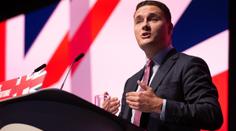 Britská vláda žádá obyvatele, aby si udělali zásoby. Na seznamu je devět položek