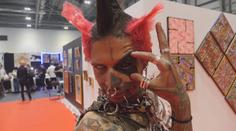 VIDEO: Potetované oční bulvy a další úpravy. Tito milovníci tetování si bolest užívají
