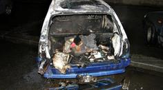 Na tahu z Varů do Prahy hořelo auto. Důvodem zkrat v motoru