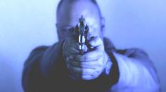 Zastřelili policistku při silniční kontrole na předměstí Paříže