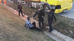 Kamioňák způsobil dvě nehody a ujížděl dál. Pak se hádal s policisty
