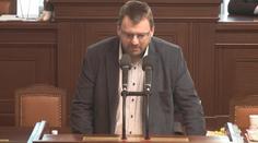 Britskou mutaci na lidi "sype" letadlo, sdílel Volný. Úřad se mu vysmál