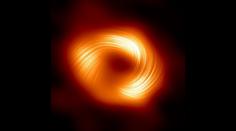 Vědci mají nový snímek černé díry z centra galaxie. Překvapilo je, co našli