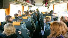 Cestování autobusem: Kdy se poutat a jaké má povinnosti řidič?