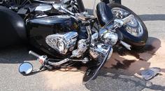 Těhotná řidička narazila do motorkáře, dopadla hůř než on