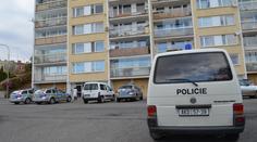 Muž v Pardubicích vylezl s dítětem na balkon a vyhrožoval, že skočí!