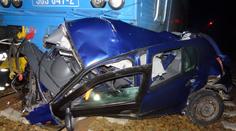 Nákladní vlak sešrotoval auto na přejezdu, po řidiči se slehla zem