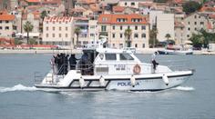 Chorvatská policie zachránila muže s dítětem. Hned potom jim dala velkou pokutu