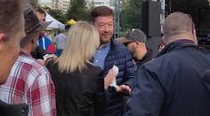 Okamuru napadla v parku aktivistka. Dortem ho zasáhla do obličeje