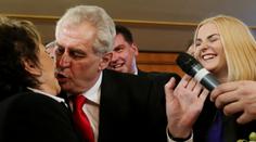 NÁVŠTĚVA U ZEMANA: Podivné oslavy nového prezidenta, veselí bylo určeno jen pro kamery