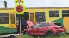 Auto se na Zlínsku srazilo s vlakem plným studentů. Řidič je zraněný