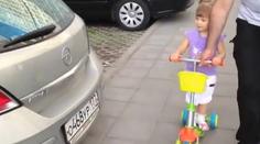 ROZTOMILÉ VIDEO: Dvouletá holčička pozná všechny značky aut!