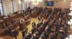 Poslanci stovky hodin mluvili, ale neprojednávali. Některým dochází trpělivost