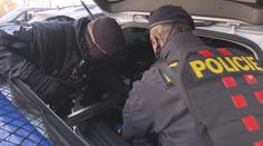 Policisté v Praze zachránili otrávenou ženu. Pomohlo jim hydraulické páčidlo