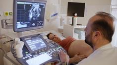 Dvojčátka v ohrožení! Máma trpí vážnou nemocí, strach mají i lékaři