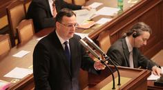 Poslanci nebudou pracovat, dokud vláda nezíská důvěru. Zároveň se chystají na předčasné volby