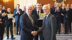 Bill Clinton dostal státní vyznamenání. Je velká osobnost českých dějin, řekl Pavel