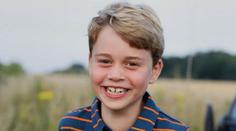 Princ George slaví 8. narozeniny, podobu s otcem Williamem nezapře