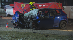 Zběsilá jízda v Dobříši. Auto se srazilo s autobusem, spolujezdec nepřežil