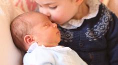 PRVNÍ FOTKY: Kate ukázala, jak Charlotte přivítala prince Louise