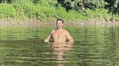 Herec Orlando Bloom šokoval u Berounky. V řece se koupal nahý