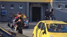 Policisté spěchali do plzeňského bytu. Uvnitř našli dvě mrtvoly