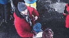 Rvačka přímo v lanovce! Lyžaře zmlátil muž kvůli místu, hledají ho