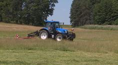 Honzu přejel traktor na poli. Celá vesnice se modlí, aby přežil