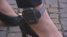 Jako ze zahraničních filmů. Vězni na svobodě budou nosit náramky na nohou