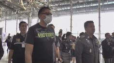 Čecha, který šířil HIV, deportovali z Thajska. Přivezli ho v kleci. VIDEO