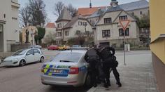 Senior měl brutálně zabít svou partnerku. Policii se pak sám přihlásil