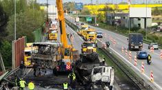 Nehoda půl dne blokovala Pražský okruh, z místa odklízeli trosky