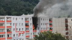 Muž zapálil svůj byt a pustil plyn. Po explozi vyskočil ze šestého patra